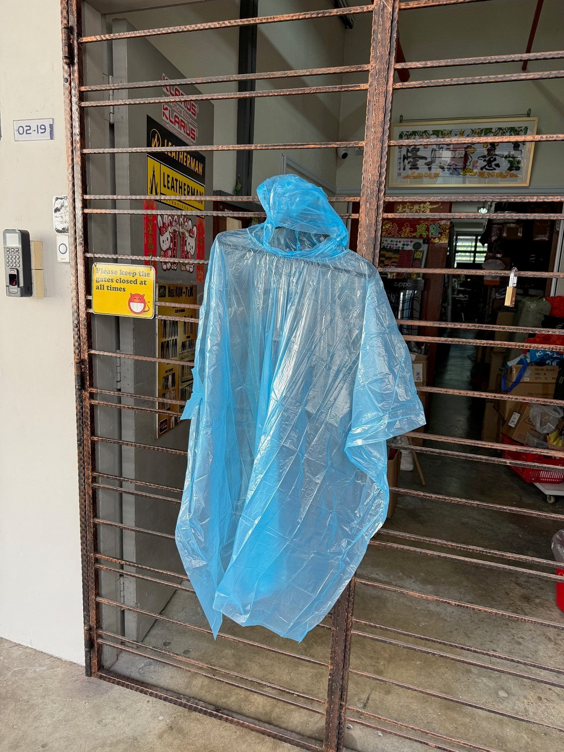 EMERGENCY PONCHO / DISPOSABLE PONCHO